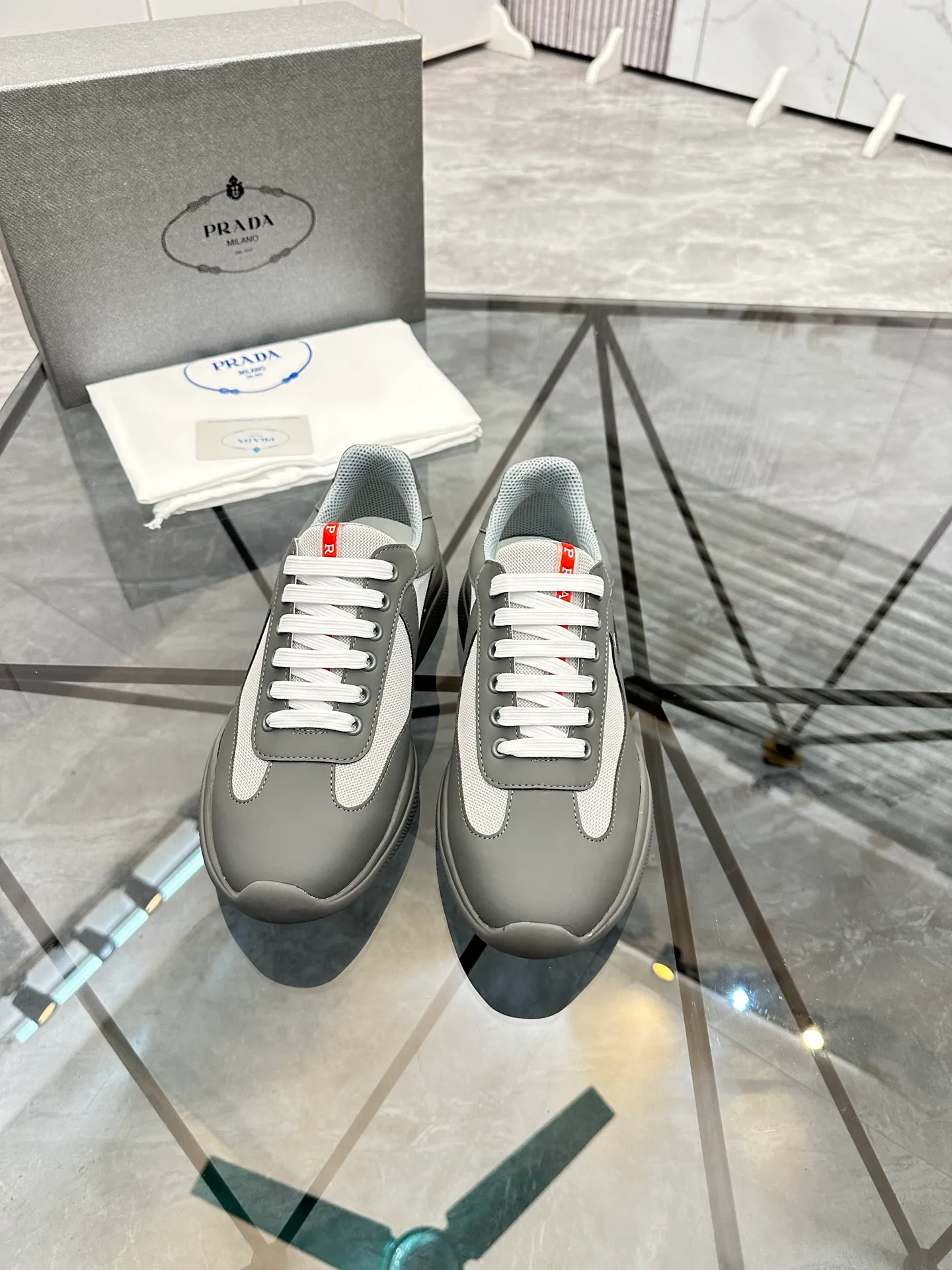 Men's shoes: 💰P360¥ Product trademark: Prada *"Prada*" low-top casual shoes Regular size: 35-47 (can be customized to 48) couple style Product materials: imported silk leather upper, breathable lining, original outsole. Number: 943